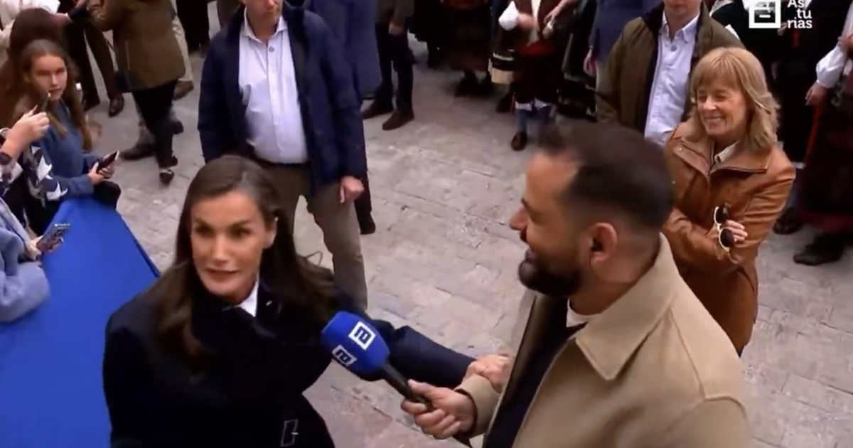 La reina Letizia se salta el protocol i acaba entre rialles: "Per què t ...